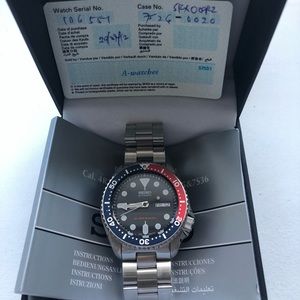 Seiko Men SKX009K2 Divers Stainless Steel Watch